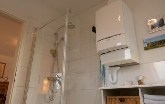 Bad mit Dusche und Badewanne